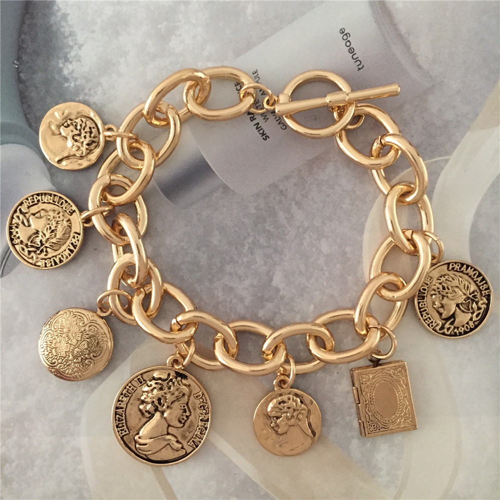 Vintage Fashion Coloring Book - Bracelet à breloques en or de