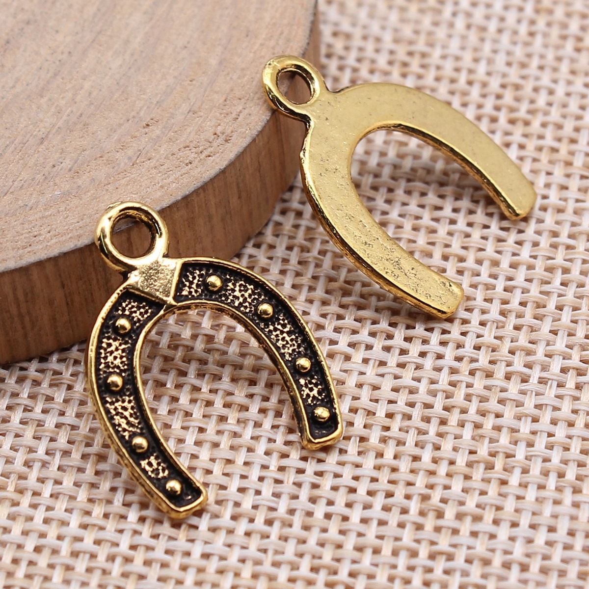 Vintage Fashion Jewelry - 40 pièces de breloques fer à