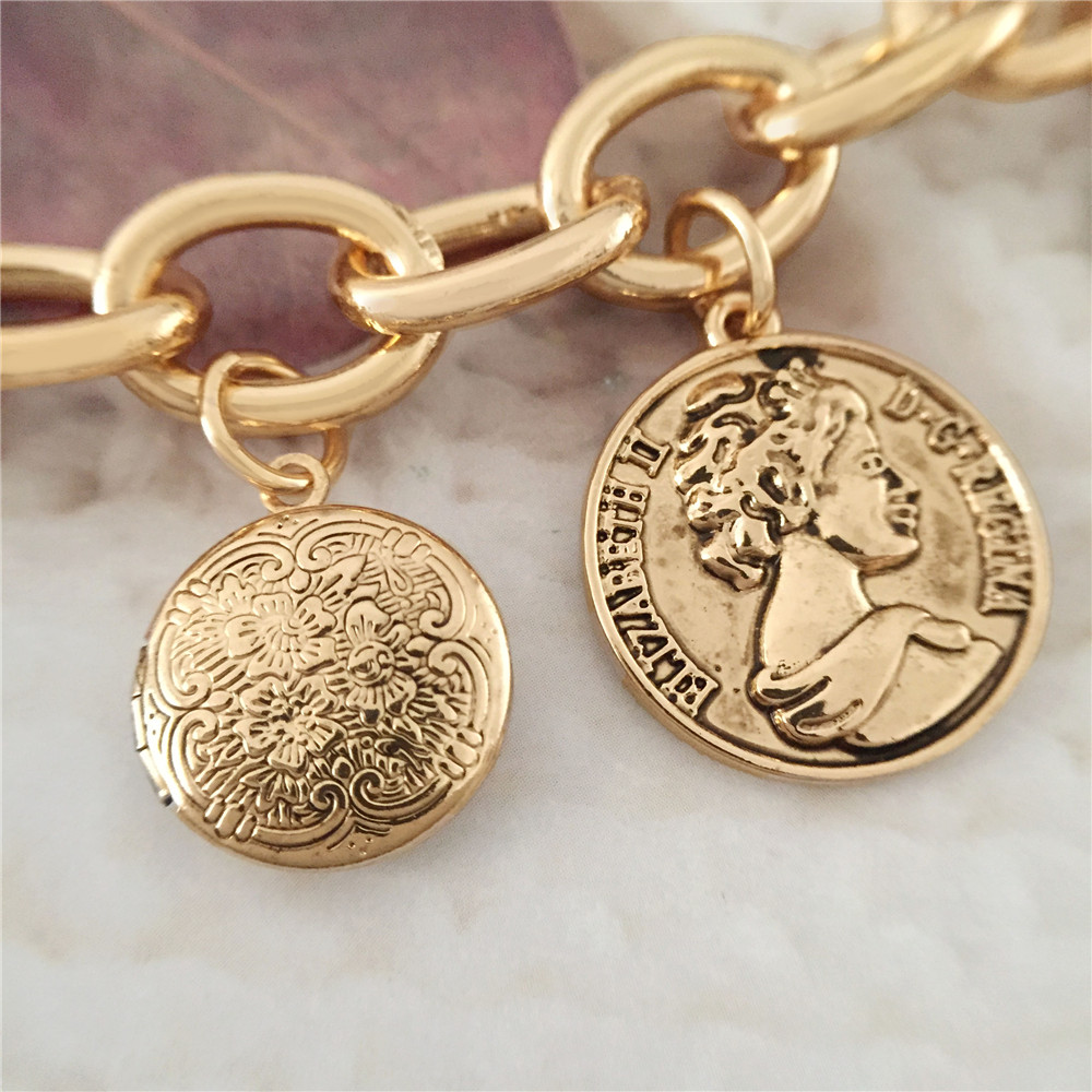 Bracelet à breloques en or de  - Vintage Fashion Coloring Book avis et prix