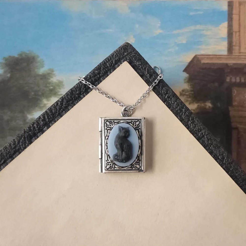 Collier pendentif vintage en a - Vintage Fashion Coloring Book avis et prix