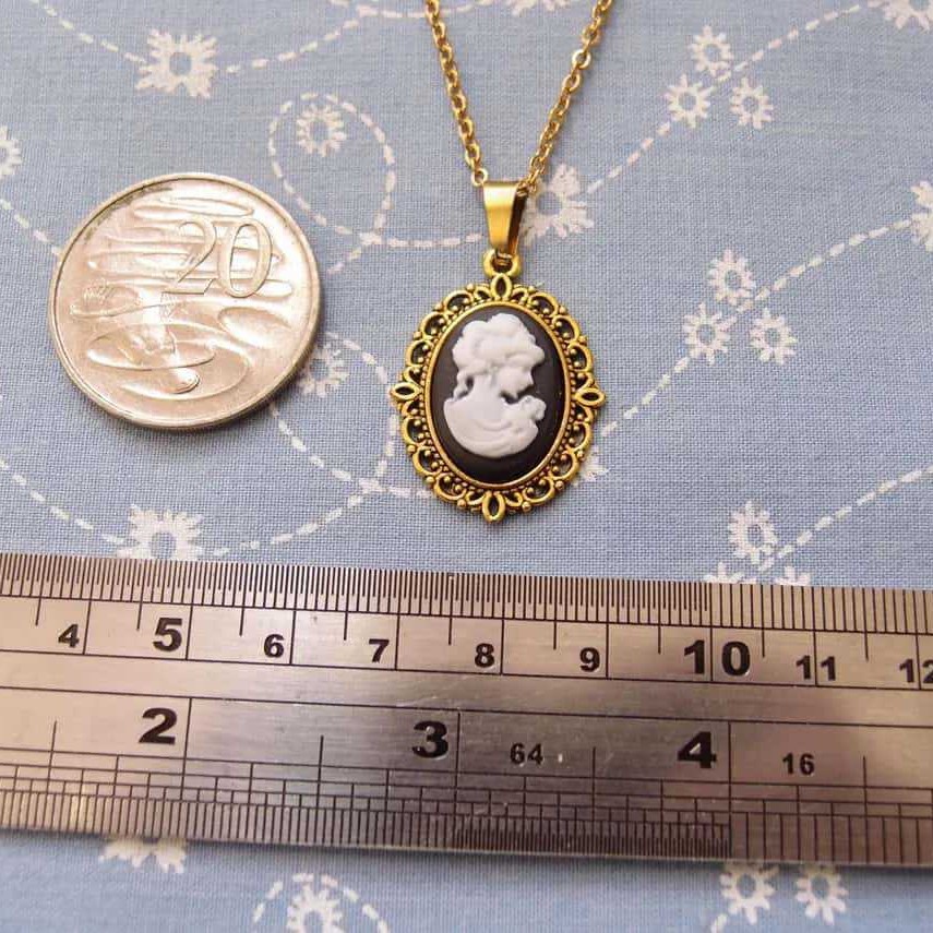 Collier de beauté gravé, bijou - Vintage Fashion Jewelry avis et prix
